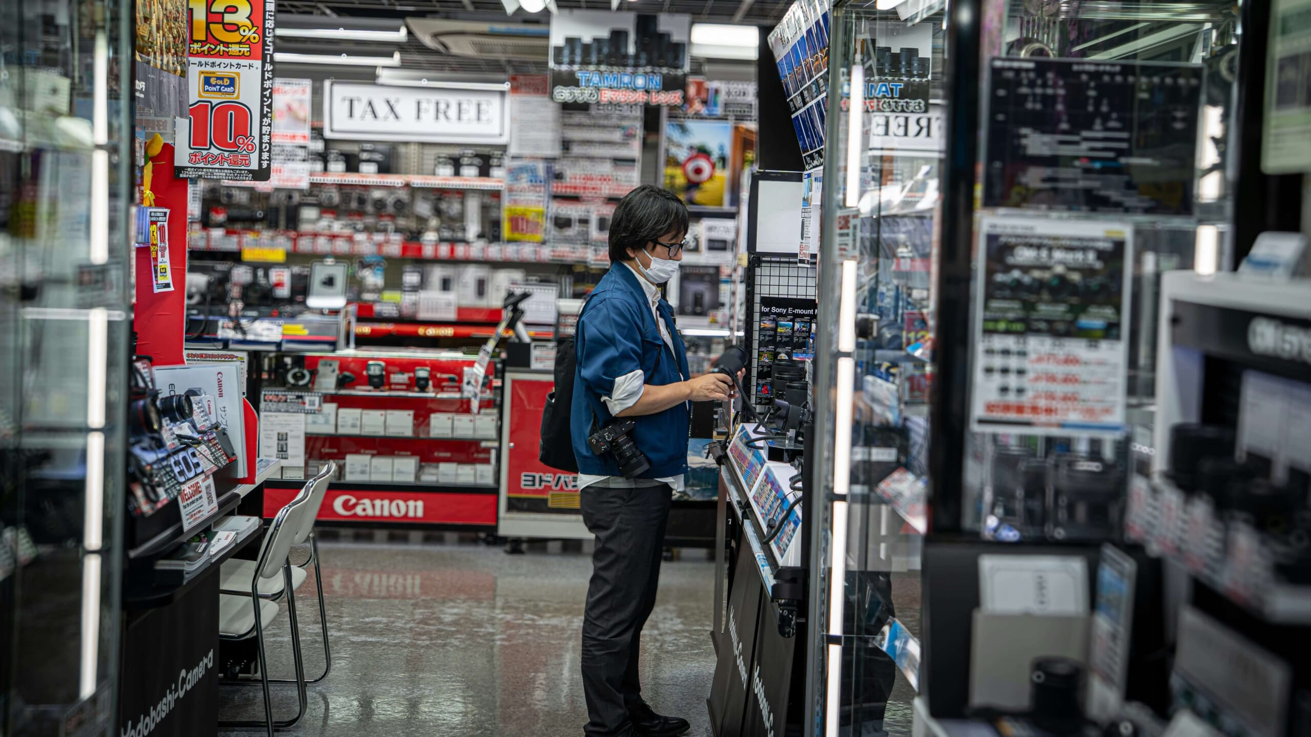 家電量販店に依頼する