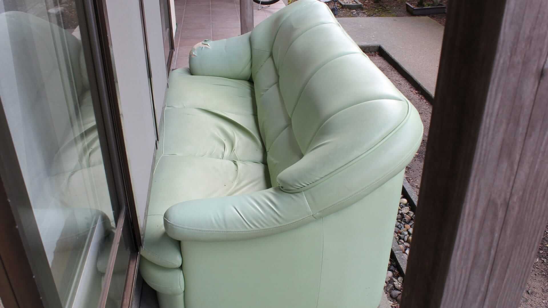 事例①：階段から降ろせない大型ソファの回収